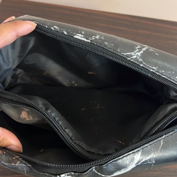 Marble Like Makeup Bag - Picture 3 of 4